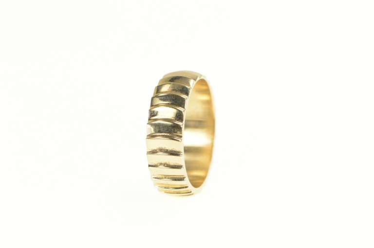 14K Yellow Gold Grooved Scalloped Pattern Wedding Band Ring
