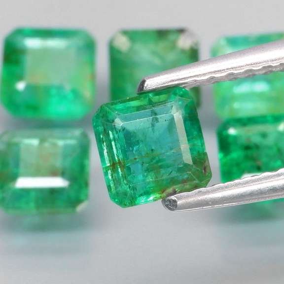 Vivid! Top green 3.24ct Colombian Emerald set