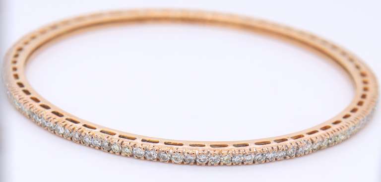 Romantic 18kt Round Brilliant Cut Diamond Bangle