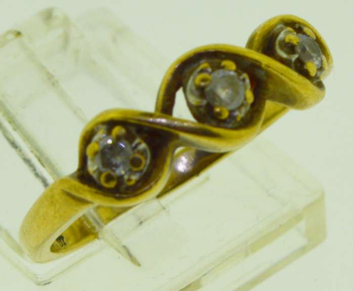10KT Yellow Gold Three Stone Diamond ring