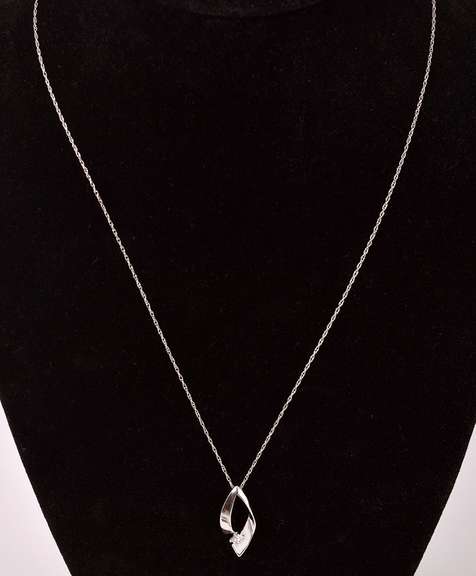 Excellent Diamond Pendant Necklace in White Gold
