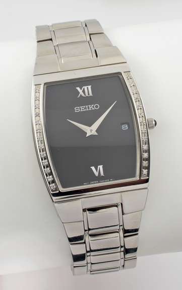 Handsome Men's Seiko Quartz Watch in Stainless Steel