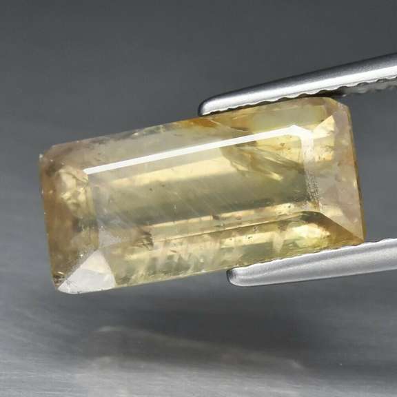Unique 5.77ct yellow Sapphire. Unheated!