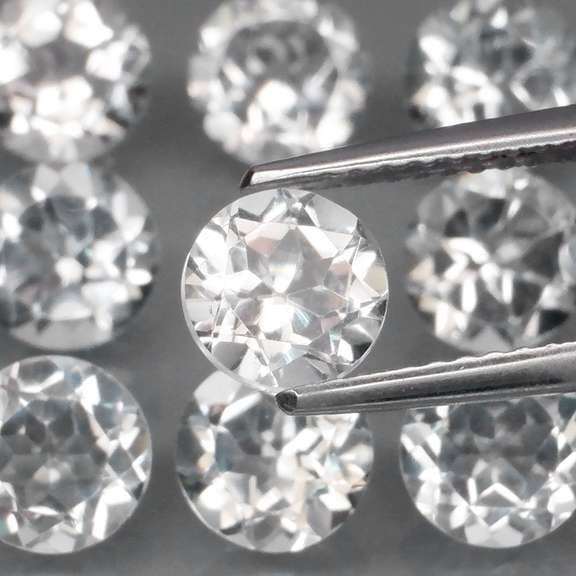 Glittering 9.04ct diamond white Topaz set