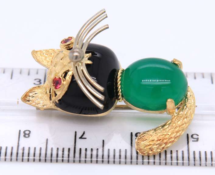Great 18kt Yellow Gold Signed Black and Green Onyx Cat Pin