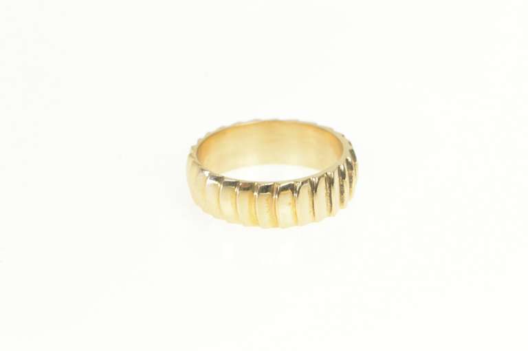 14K Yellow Gold Grooved Scalloped Pattern Wedding Band Ring