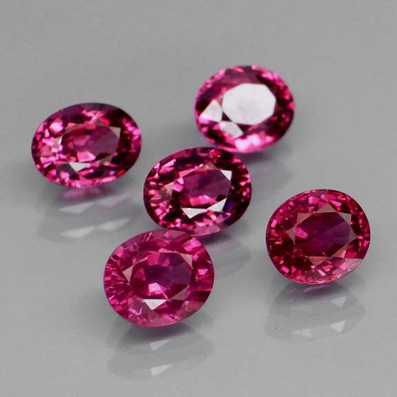Amazing 4.97ct oval cut violet pink Garnet set