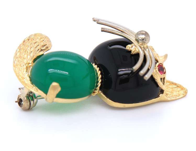 Great 18kt Yellow Gold Signed Black and Green Onyx Cat Pin