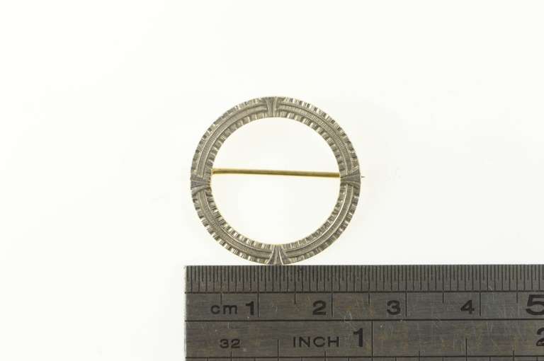 14K Yellow Gold Art Deco Two Tone Pinstripe Grooved Circle Pin/Brooch