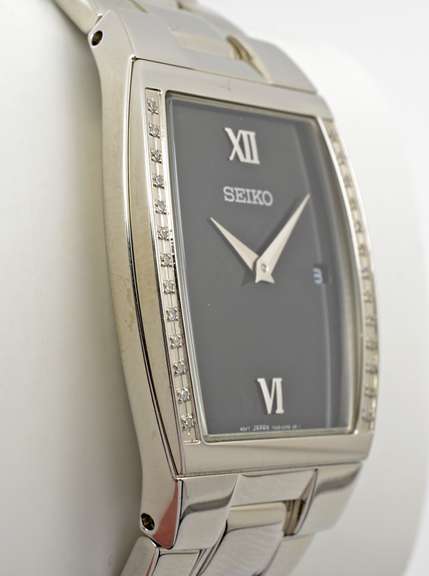 Handsome Men's Seiko Quartz Watch in Stainless Steel