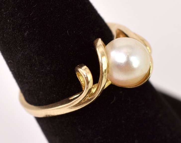 Gorgeous Pearl Ring in Yellow Gold