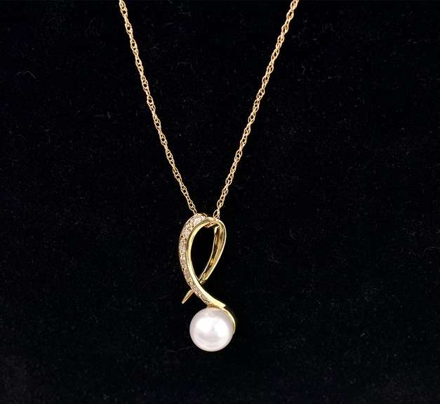 Stunning Pearl and Diamond Pendant Necklace in 14K Yellow Gold