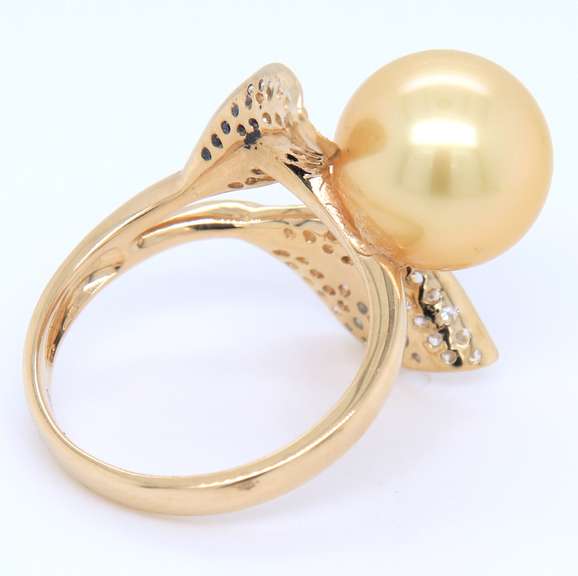 Attractive 18kt Golden South Sea Pearl and Diamond Leaf Ring