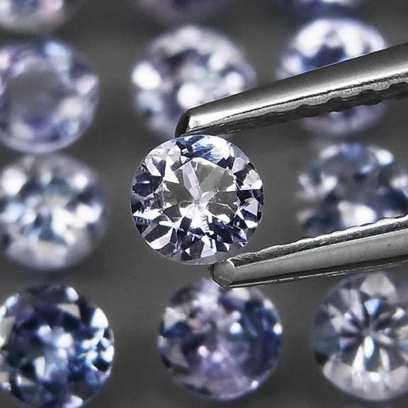 Heavy flashing 5.20ct diamond cut Tanzanite set