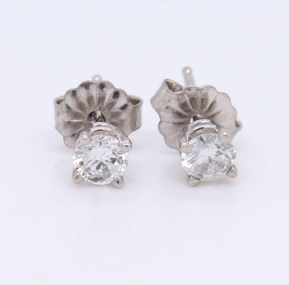 Elegant White Gold Round Brilliant Cut Diamond Stud Earrings