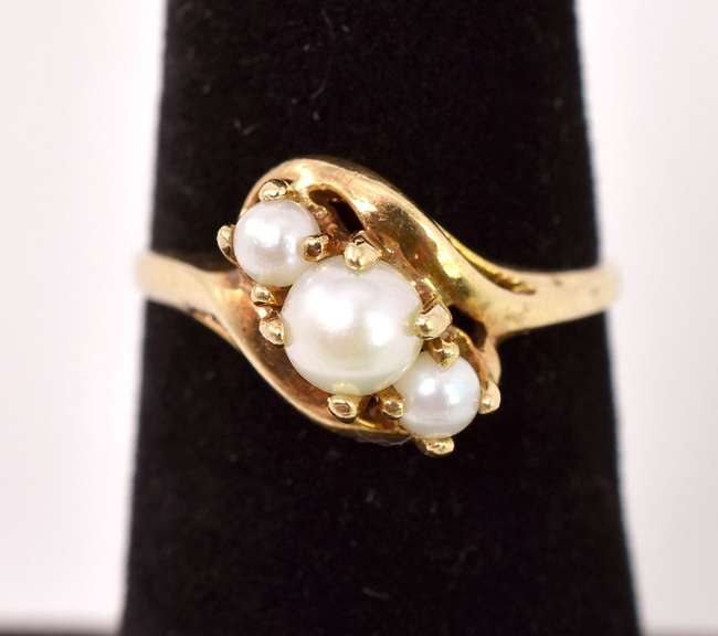 Beautiful Pearl Ring in Yellow Gold