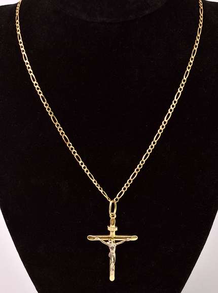 Captivating Cross Pendant Necklace in 14K Yellow Gold