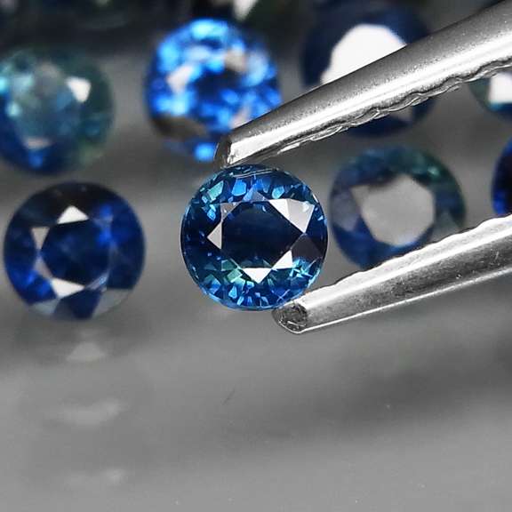 Multi-hue 4.84ct blue Sapphire set