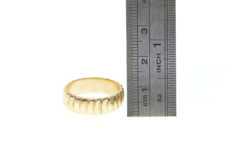 14K Yellow Gold Grooved Scalloped Pattern Wedding Band Ring