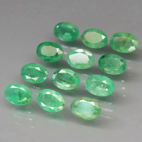 Vivid! Top green 5.31ct Colombian Emerald set