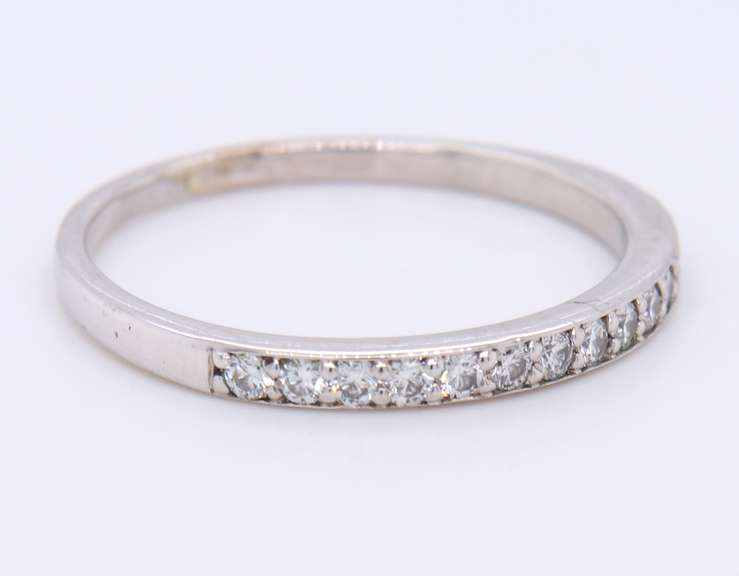 Sparkling White Gold Hearts on Fire Signature Diamond Band