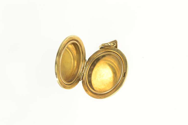 9K Yellow Gold 1960's Flower Engraved Photo Picture Locket Pendant