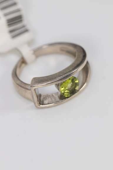 Sterling Silver Natural Peridot Gemstone Ring Size 7