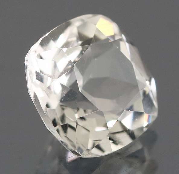 Stunning 4.94ct diamond white Topaz