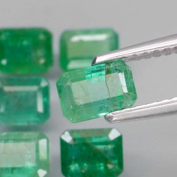 Vivid! Top green 3.66ct Colombian Emerald set