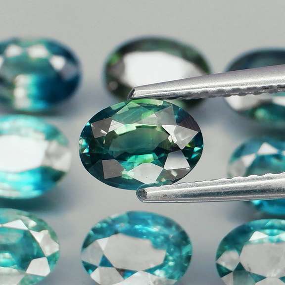 Stunning blue green 6.94ct Sapphire set