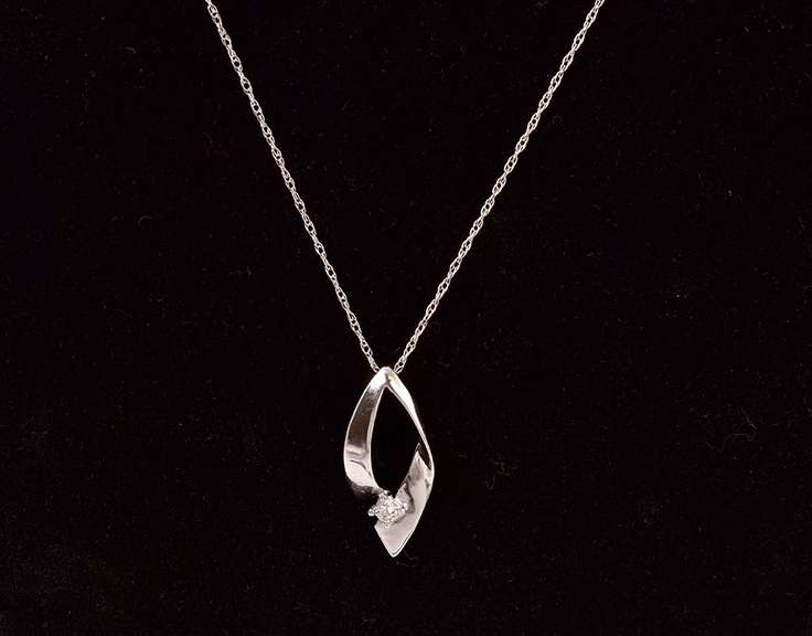 Excellent Diamond Pendant Necklace in White Gold