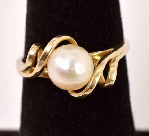Gorgeous Pearl Ring in Yellow Gold