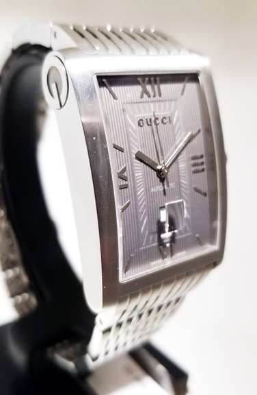 Gucci men's wristwatch 8600M Automatic Swiss Made NEW with tags box and papers