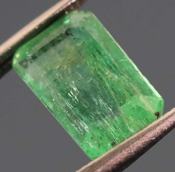 Fantastic color! 2.98ct vibrant green Colombian Emerald