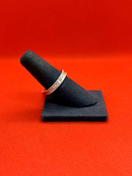 STUNNING BAGUETTE WEDDING BAND 