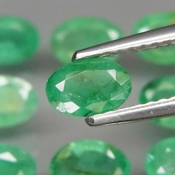 Vivid! Top green 5.31ct Colombian Emerald set