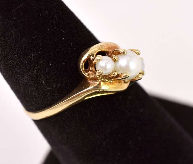 Beautiful Pearl Ring in Yellow Gold