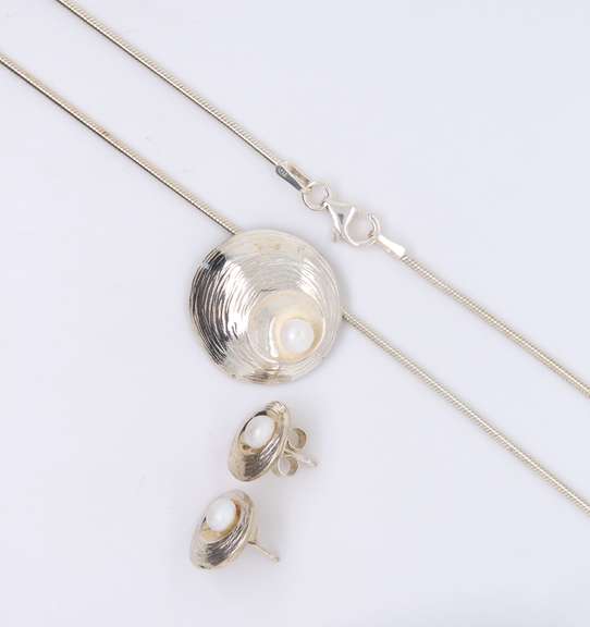 Vintage 925 Sterling Silver Pearl Shell Pendant on Chain with Matching Earrings