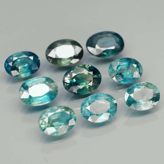 Stunning blue green 6.94ct Sapphire set