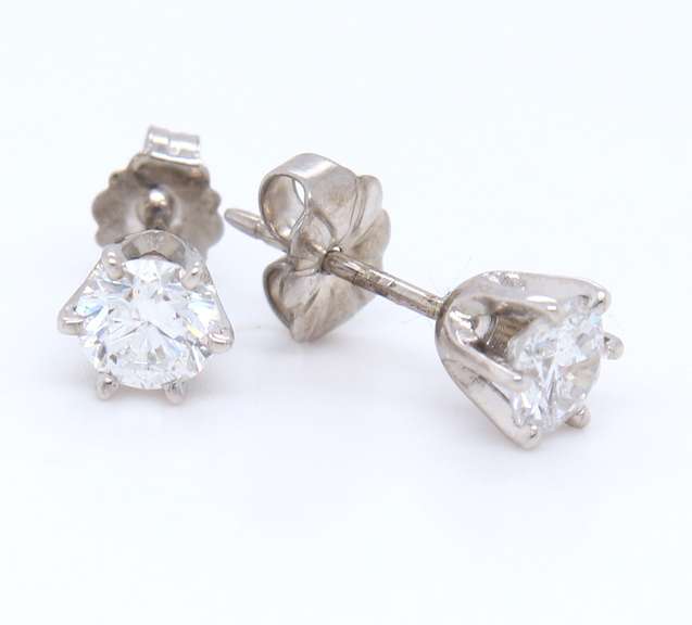 Elegant White Gold Round Brilliant Cut Diamond Stud Earrings