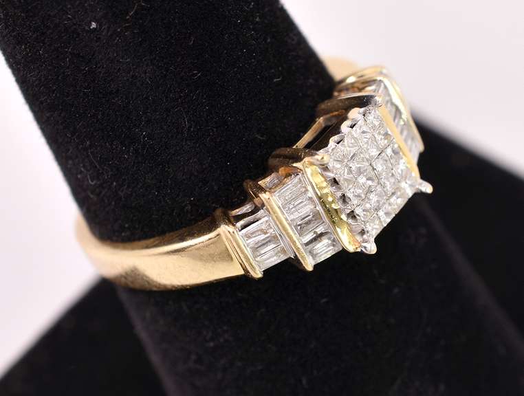 Sparkling Diamond Ring in 14K Yellow Gold