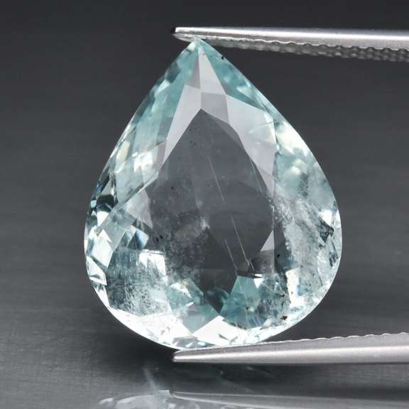 Glittering 8.25ct platinum blue Aquamarine