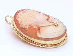 Handsome Yellow Gold Cameo Pendant Brooch