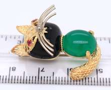 Great 18kt Yellow Gold Signed Black and Green Onyx Cat Pin