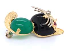 Great 18kt Yellow Gold Signed Black and Green Onyx Cat Pin