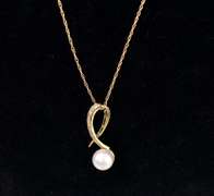 Stunning Pearl and Diamond Pendant Necklace in 14K Yellow Gold