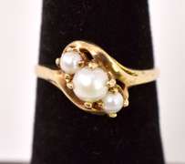 Beautiful Pearl Ring in Yellow Gold