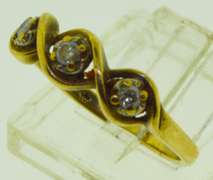 10KT Yellow Gold Three Stone Diamond ring