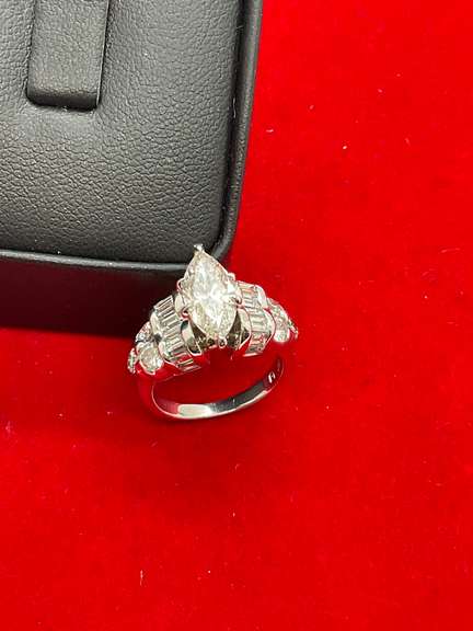 CERTIFIED LADIES 14K WHITE GOLD DIAMOND ENGAGEMENT RING. 2.77 CARATS.