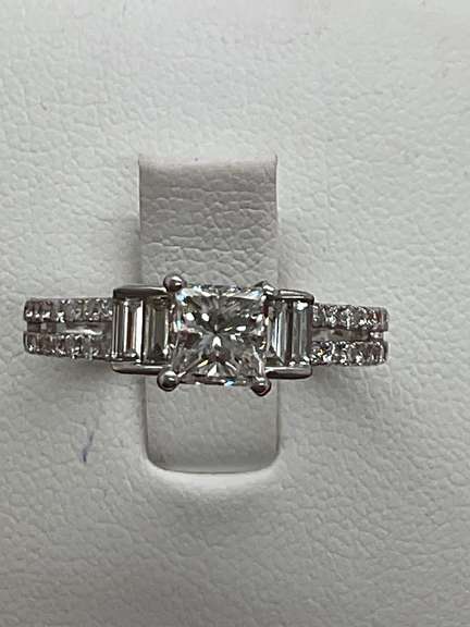CERTIFIED 14K WHITE GOLD DIAMOND ENGAGEMENT RING.
